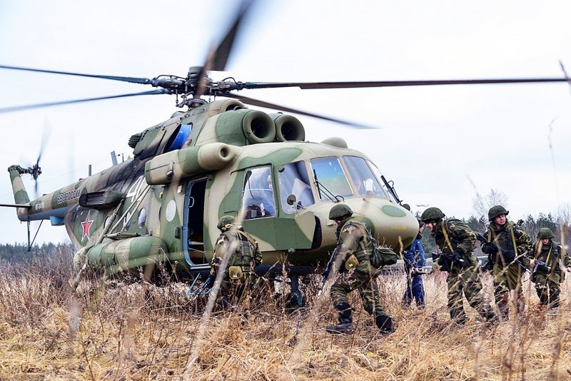Десантники у вертолёта ми-8