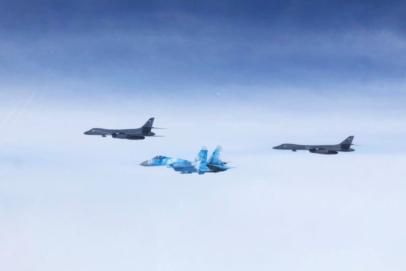 Су-27 перехватили стратегический бомбардировщик США