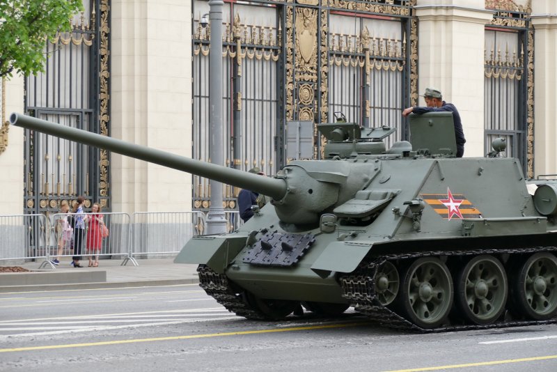 Танк Шерман памятник