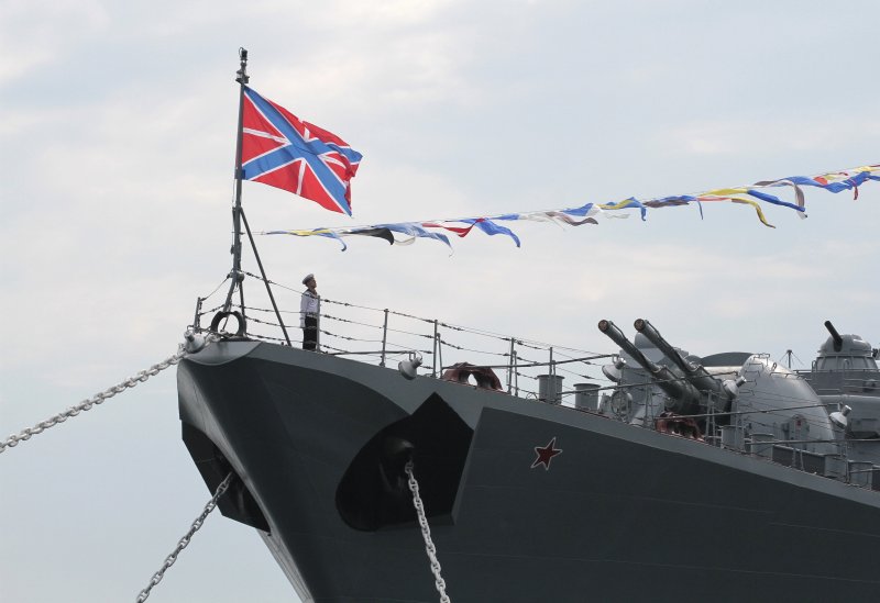 Военный корабль с российским флагом