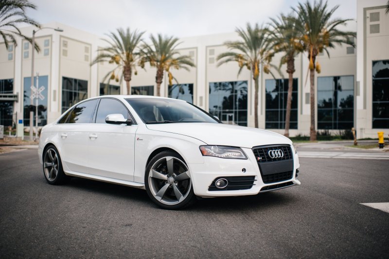 Белая Ауди s4
