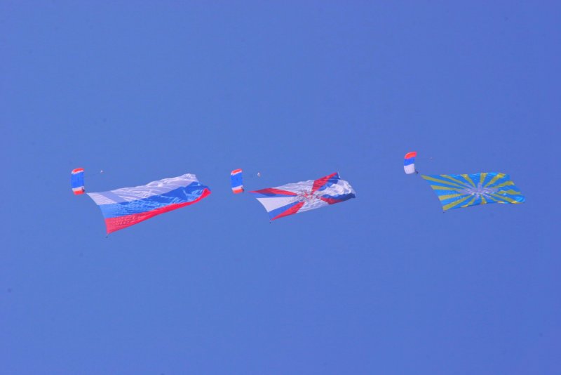 Самолет с флажками