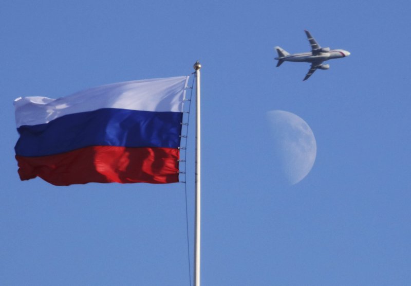 Самолет с флагом