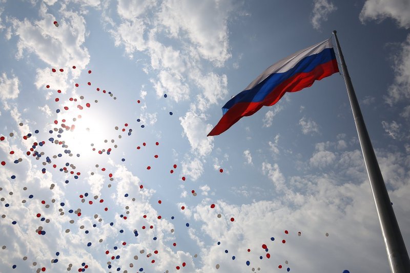 Флаг РФ на фоне неба