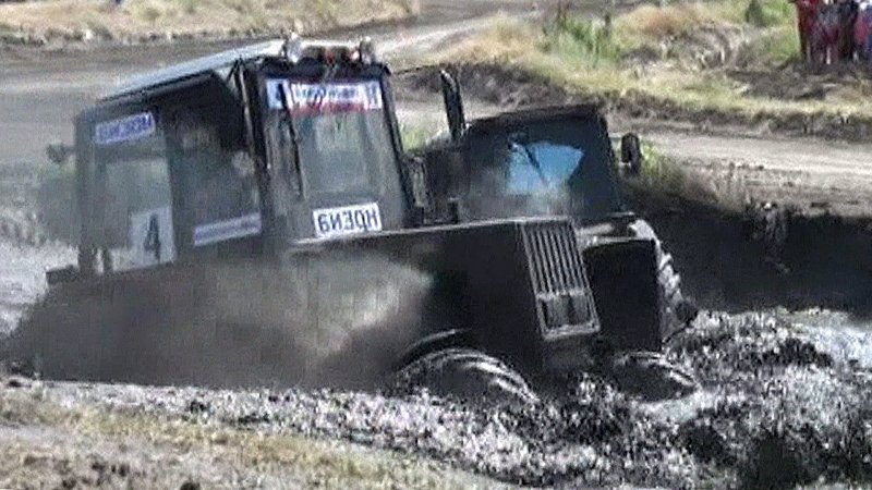 Трактор Беларусь в грязи