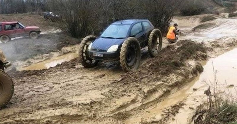 Железные колеса по грязи
