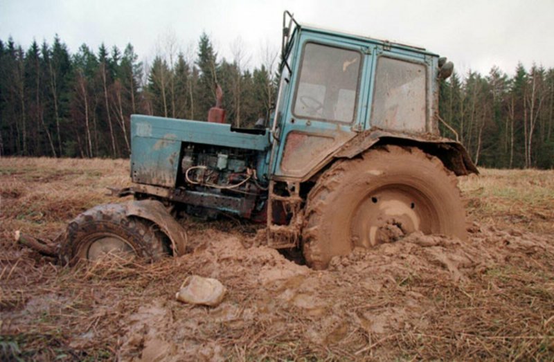 Трактор МТЗ 82 застрял в грязи