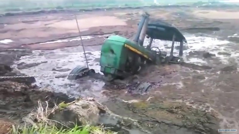Утопили трактор
