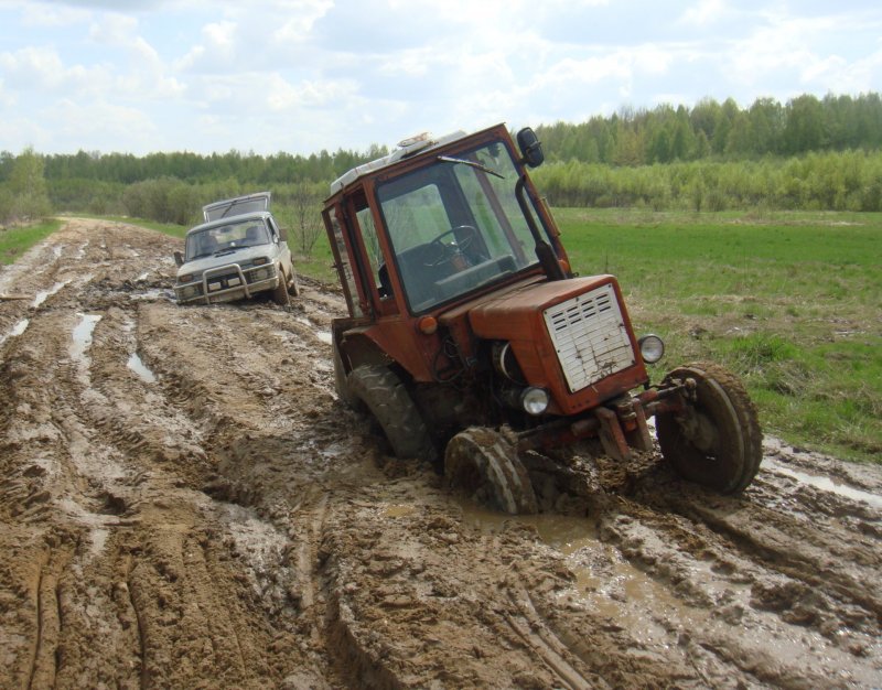 Трактор застрял в грязи