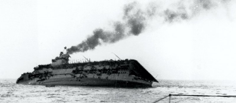 Тонущий авианосец HMS courageous