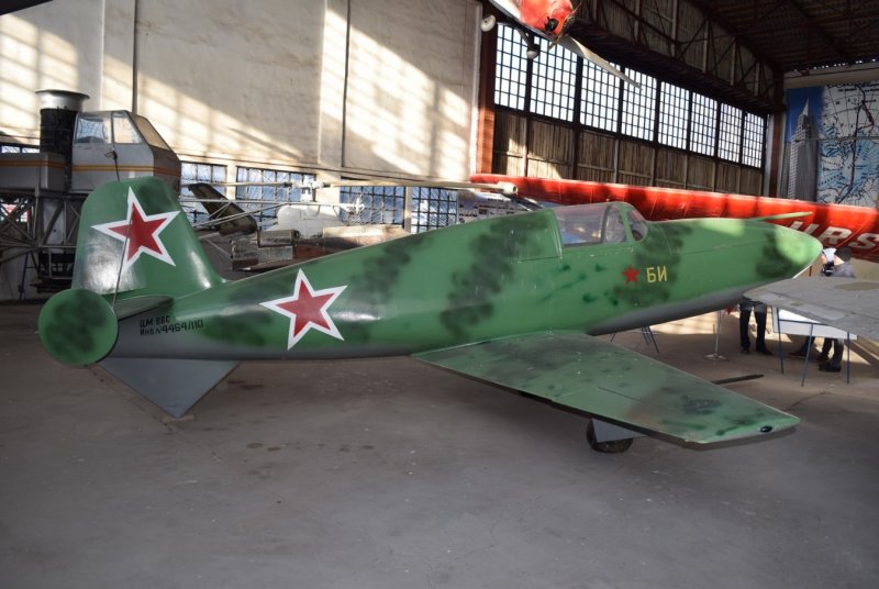 Самолет би-1