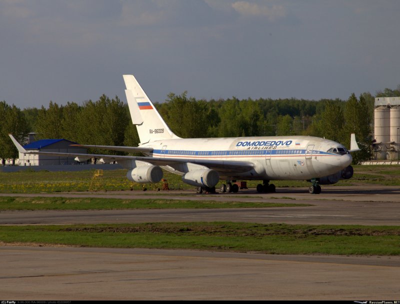 Памятник ил 18 в Вологде