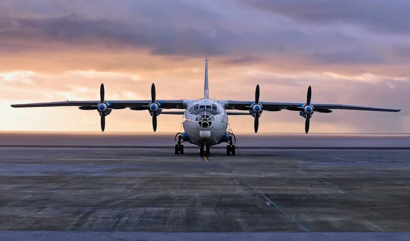 АН-22 военно-транспортный самолёт