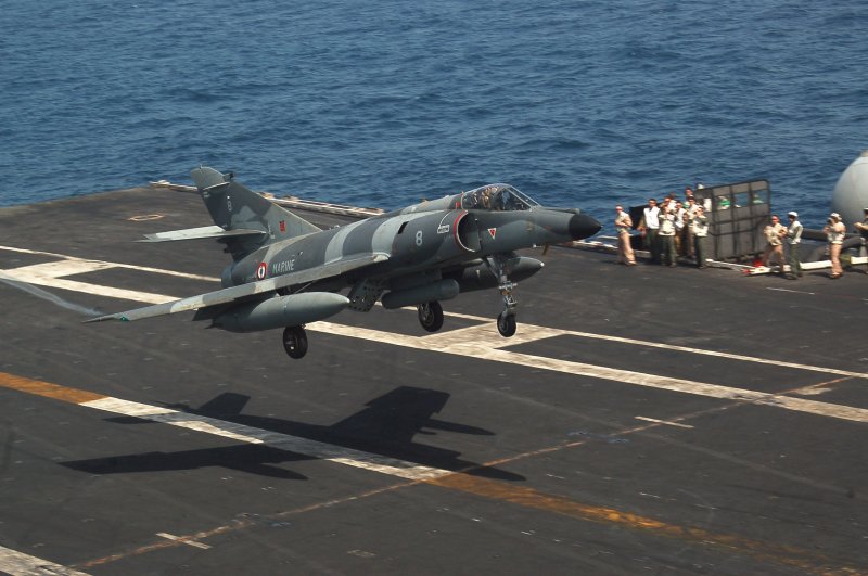 Истребитель бомбер палубный Dassault Étendard