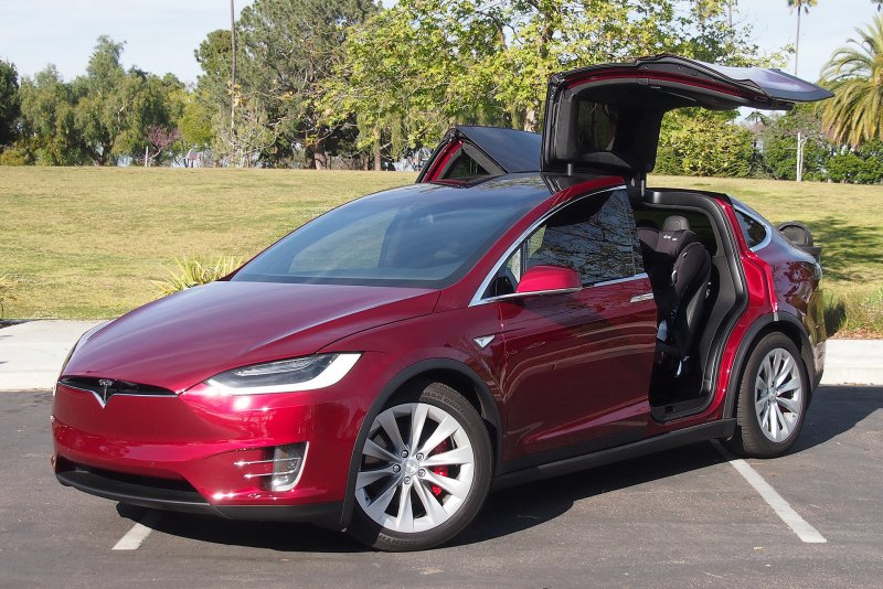Автомобиль Tesla model x