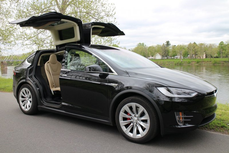 Машина Tesla model x