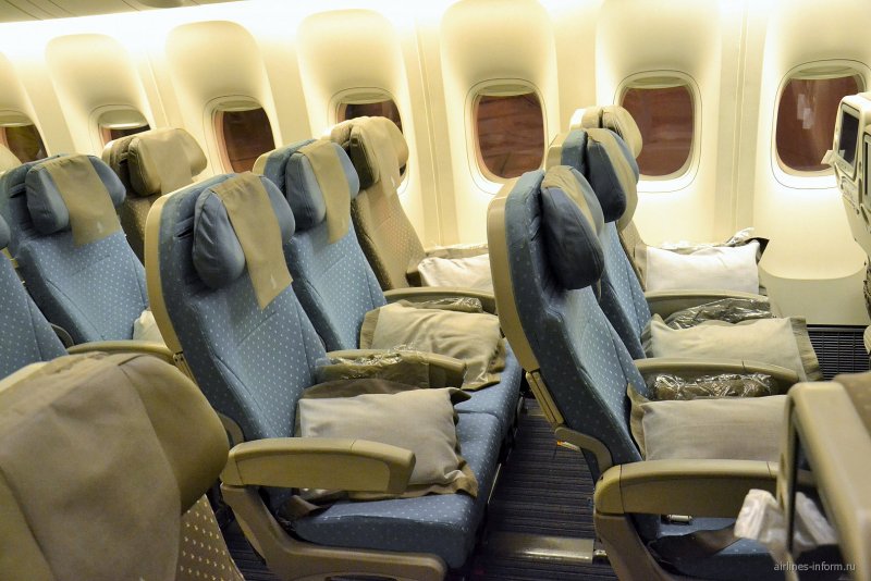 Боинг 777-300 салон эконом класса