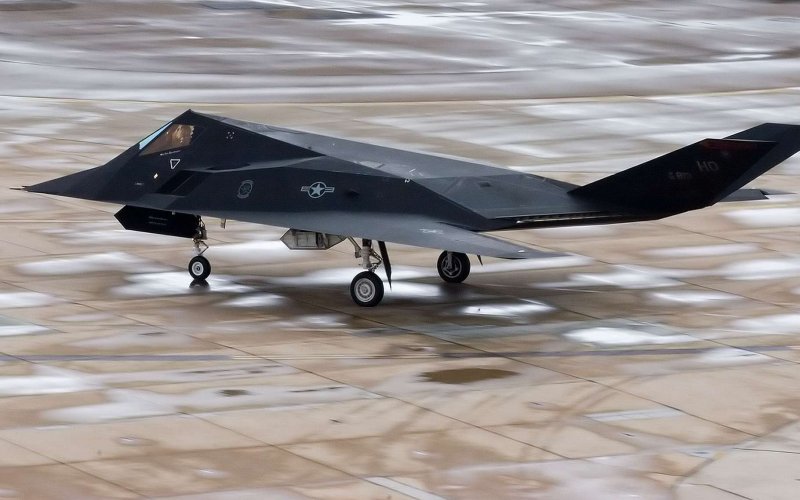 F-117 Девис Монтен