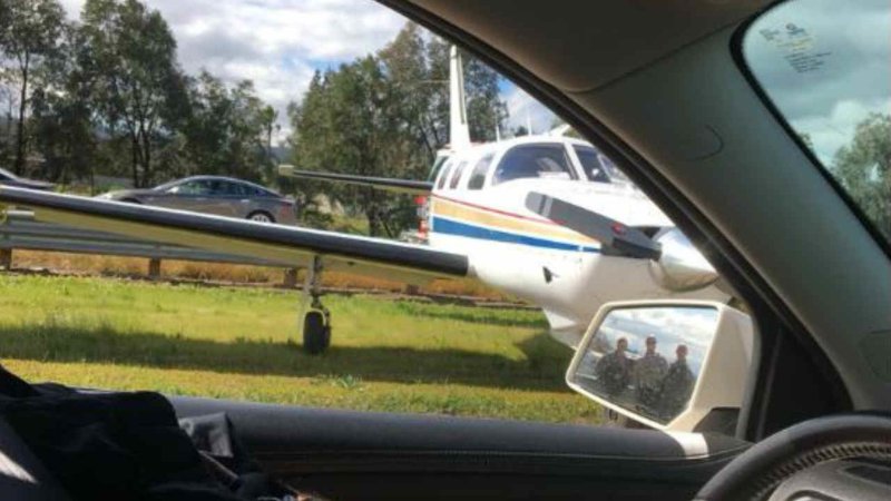 Посадка самолета на шоссе
