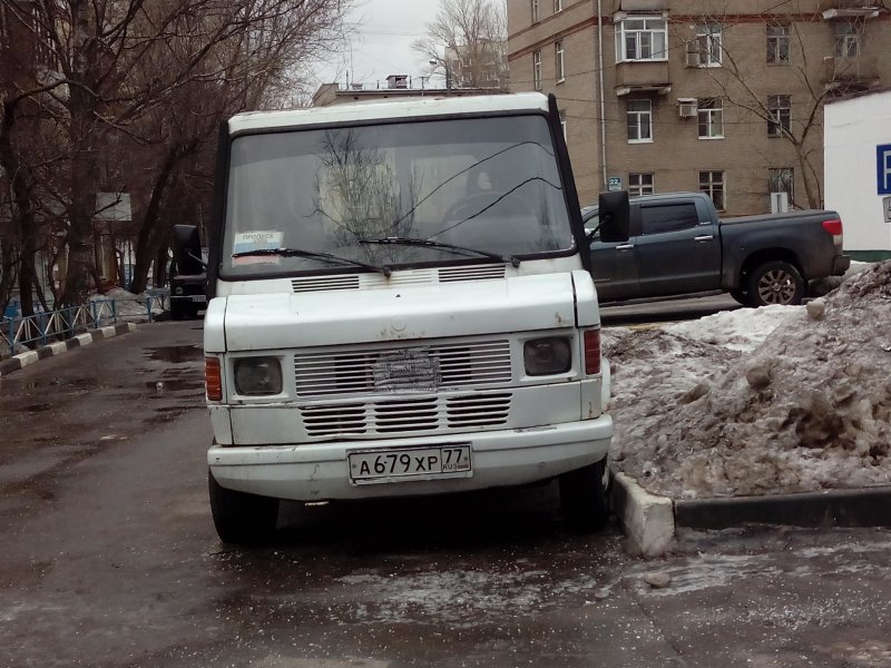 Много мерседесов на улице