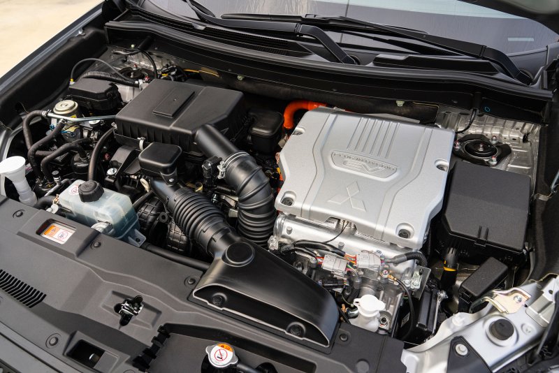 Mitsubishi Outlander 2018 Hybrid engine