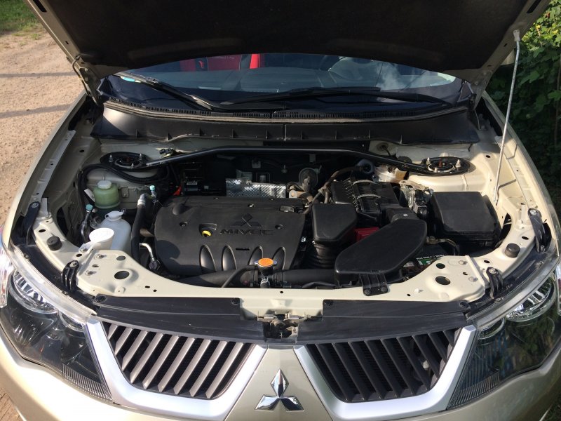 Mitsubishi Outlander XL под капотом