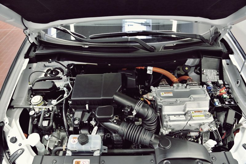Mitsubishi Outlander PHEV под капотом