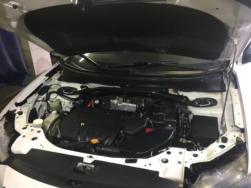 Mitsubishi Outlander 2 XL под капотом