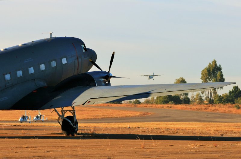 DC 3 самолет с длинным носом
