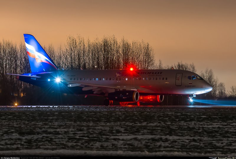 SSJ 100 Aeroflot ночью