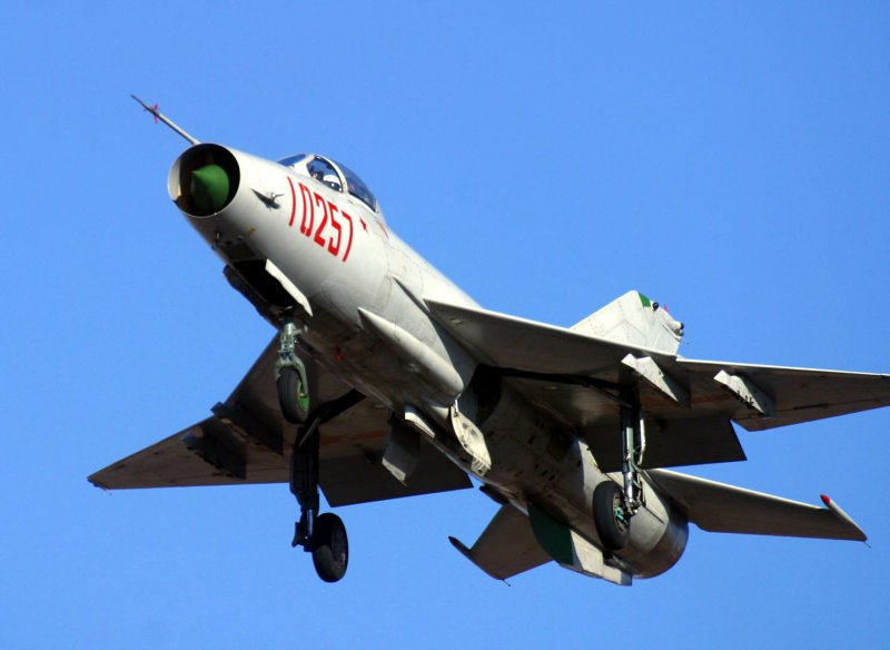 Истребитель j-7