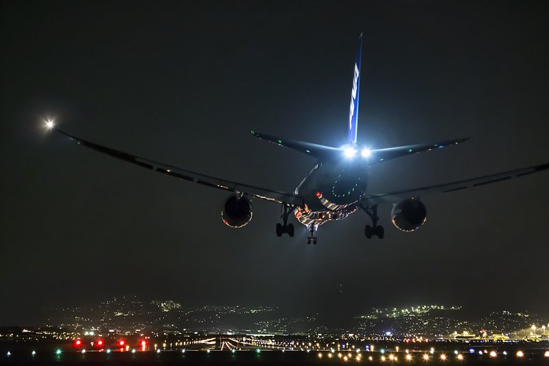 Боинг 777 ночью