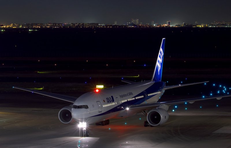 Боинг 737 в аэропорту ночью