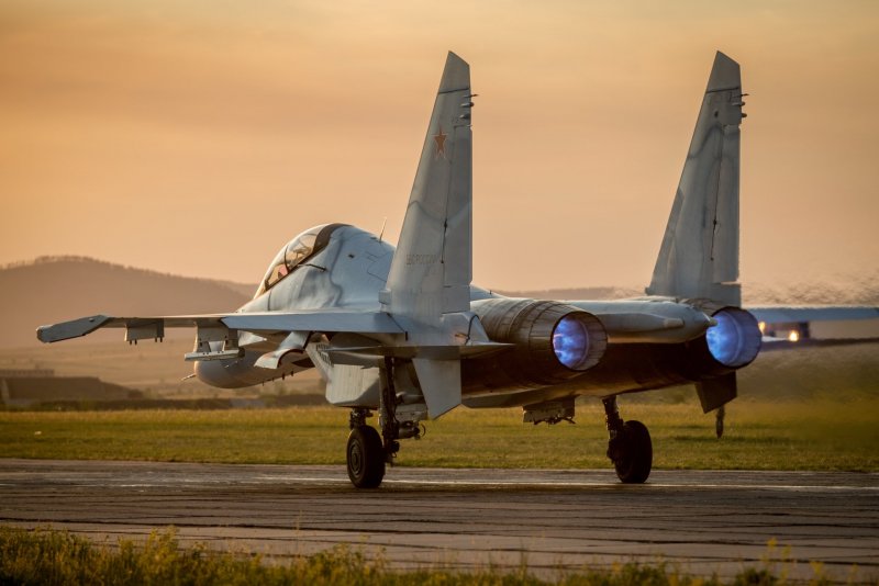 Военный самолет Су 30