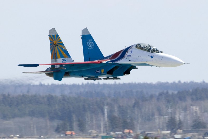 Военный самолет Су 27