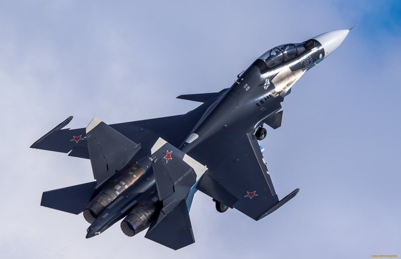 Военный самолет Су 30