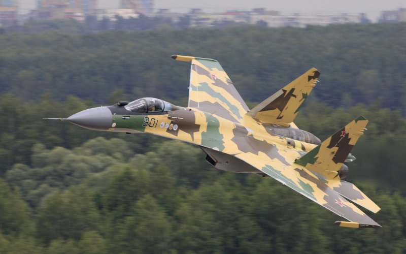 Военный самолет Су 35