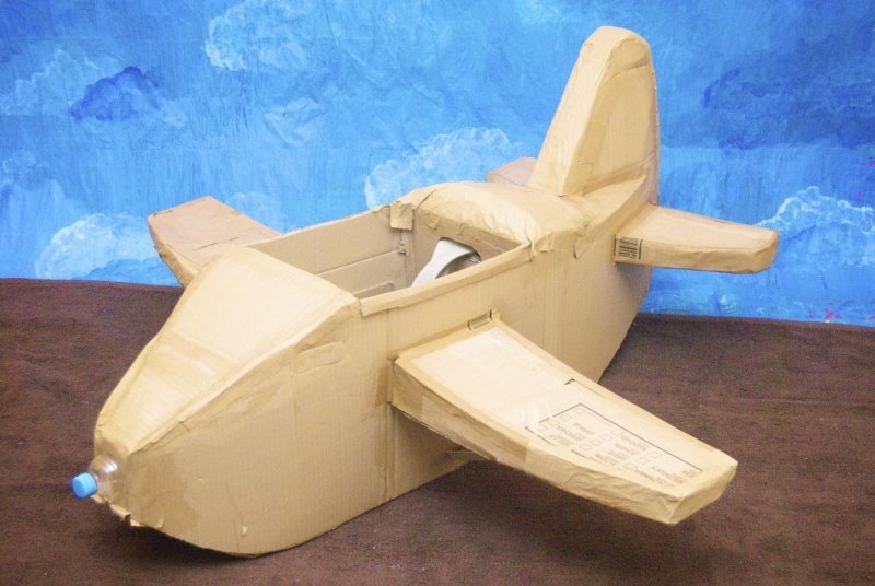 Самолет из картонных коробок
