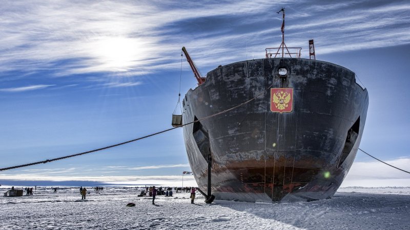 Заброшенный корабль в Арктике