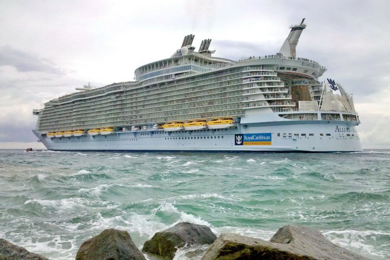 Круизный корабль "Allure of the Seas"