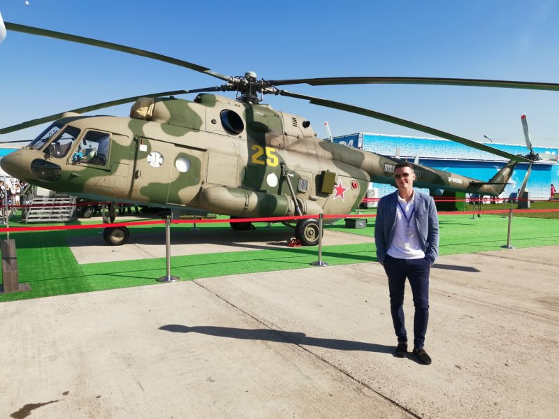 Оранжевый большой вертолет