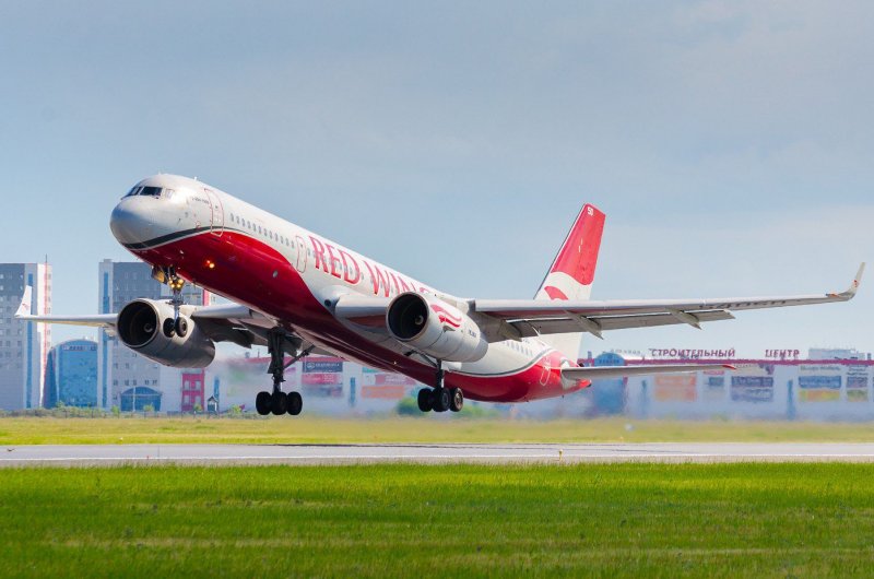 Боинг 737-800 ред Вингс