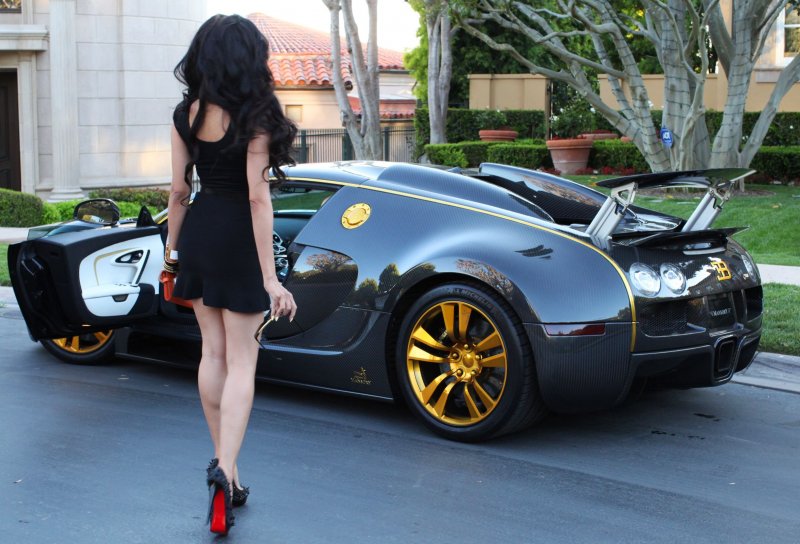 Девушка и Bugatti