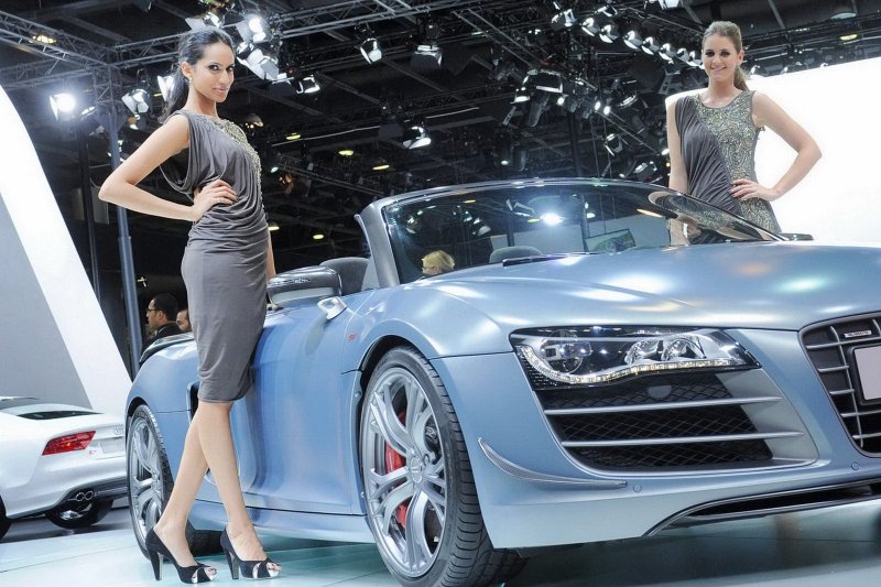 Автомобиль девушка автосалон
