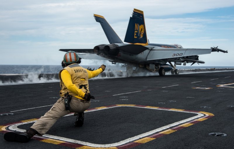 MCDONNELL Douglas f/a-18 Hornet на авианосце