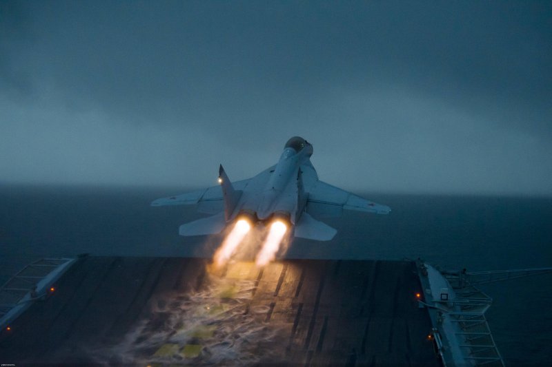 F-14 взлетает с авианосца