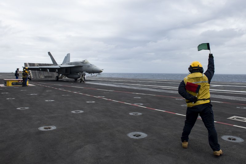 F18 взлет с авианосца подпрыгнул