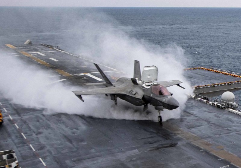 Взлет f-35 с палубы