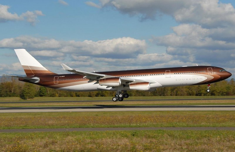 Самолёт Алишера Усманова Airbus 340
