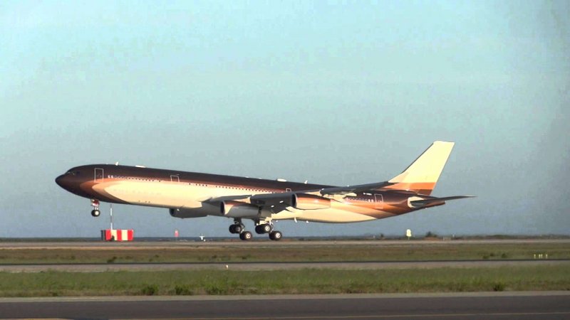 Самолёт Алишера Усманова Airbus 340
